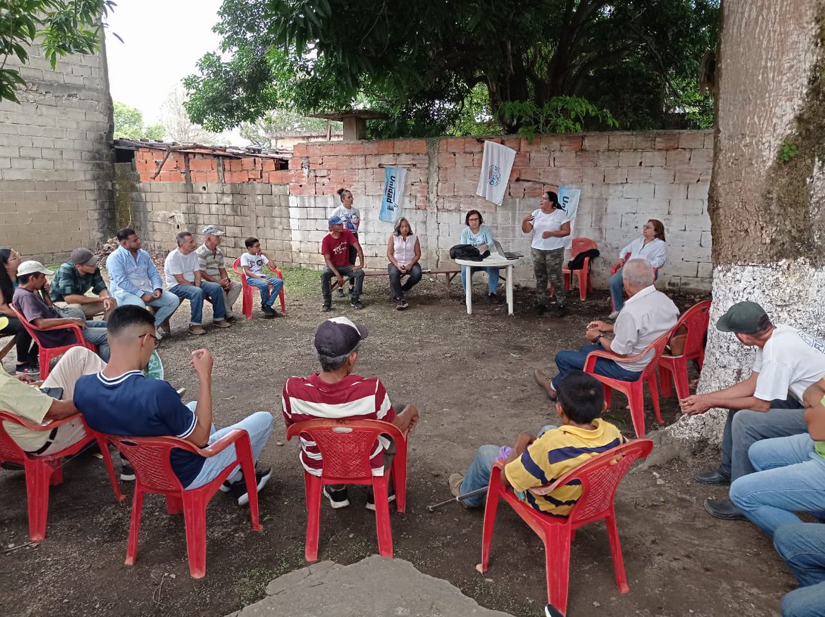 ADOrg_Laraof's tweet image. #4May Asamblea de Ciudadanos desde la casa de @ADemocratica en Resistencia, municipio Simón Planas, promoviendo la unidad y defensa del voto junto a dirigentes de la zona ratificando el compromiso con 🇻🇪 este #28Jul en elecciones presidenciales.