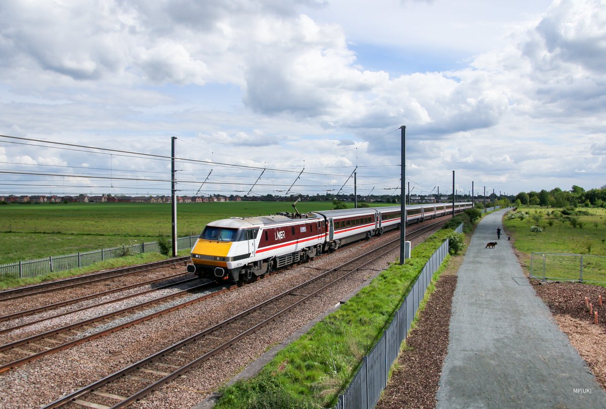 91114 + NL17 (82225) work 1D18 from London Kings Cross to Leeds at the newly opened Lindsells footbridge (04/05/24) <a href="/225groupuk/">225 Group</a> <a href="/LNER/">London North Eastern Railway</a>