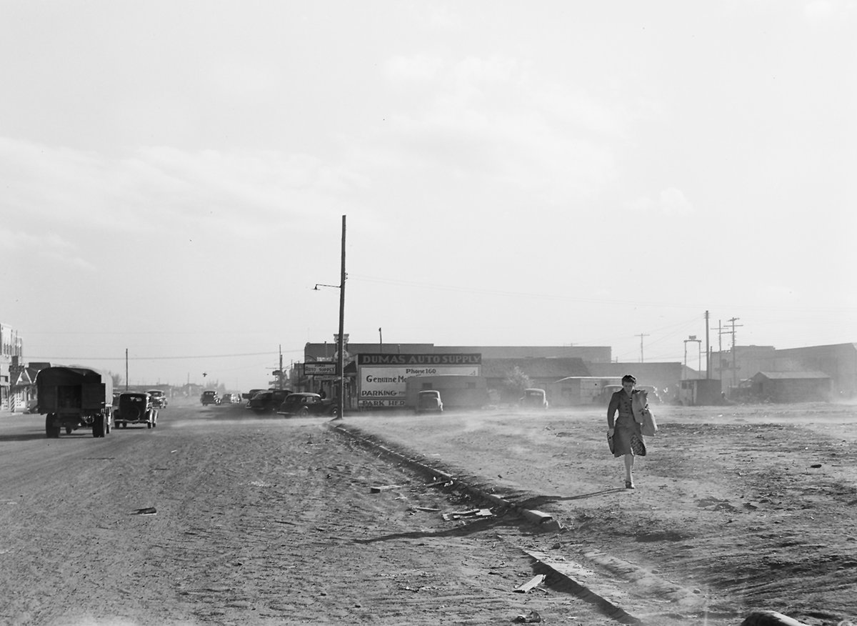 A true Panhandle scene: a windy day in Dumas, 1942. If you look real far into the distance you'll be able to make out a Ding Dong Daddy. 😉😀😄 Photo taken by John Vachon.