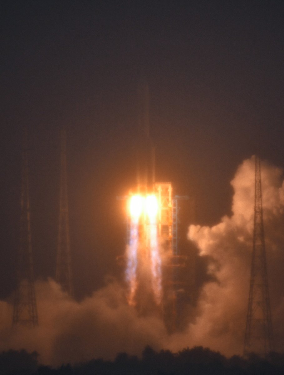 🚀The Chang'e-6 lunar probe has been successfully launched! 🌕The probe is expected to bring back 2 kilograms of samples from the far side of the #moon, which humans have never done before. HOW EXCITING!!🥳🥳🥳 @CNSpaceStation #space #spacecraft #universe #moonexploration