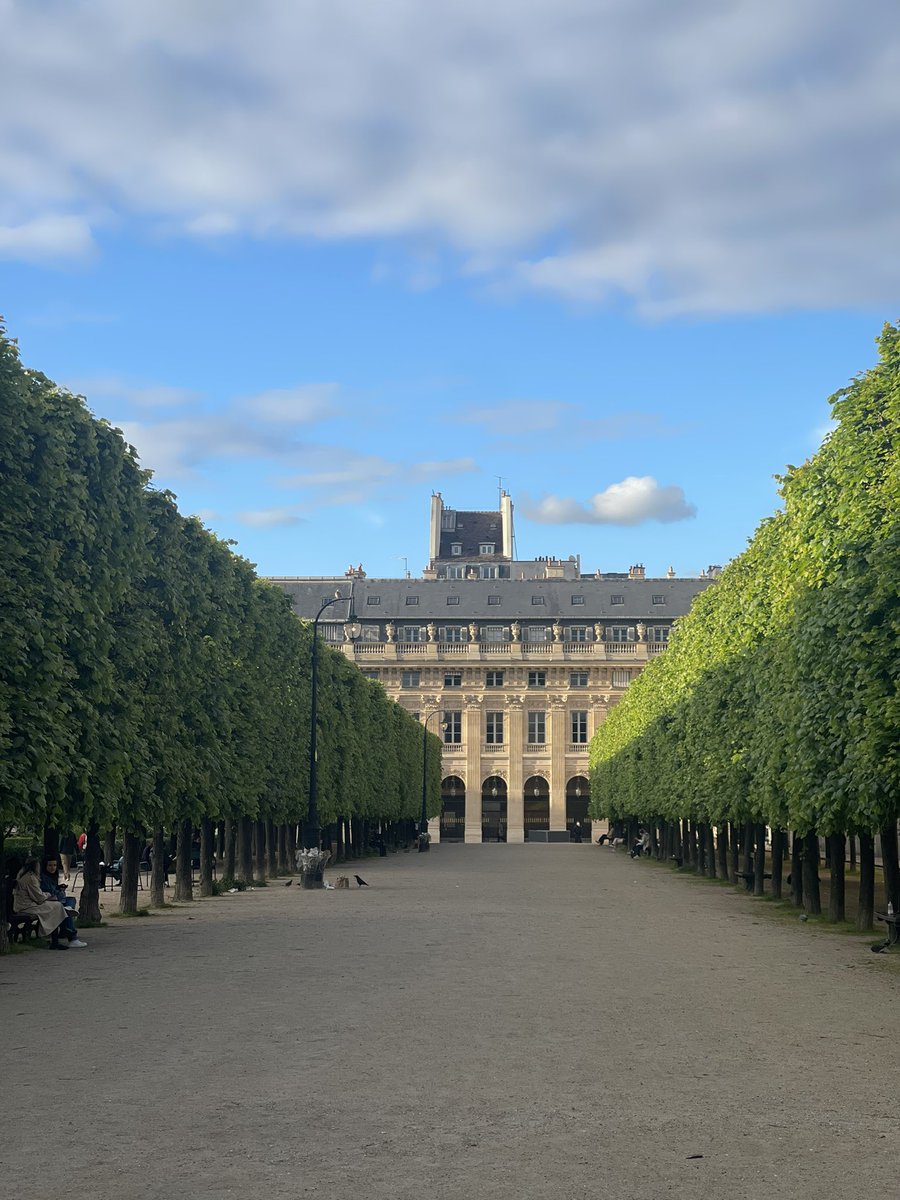 Il y a un petit toit curieux qui dépasse pour jeter un œil sur le jardin du Palais Royal #intrus