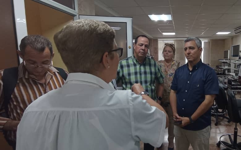 🇨🇺 Acompañando a @JorgeLuisPerd20 este sábado recorrimos el Instituto de Cardiología y Cirugía Cardiovascular y el Centro Nacional de Cirugía de Mínimo Acceso. En diálogo con sus trabajadores apreciamos el compromiso y la sensibilidad con que se esfuerzan para superar obstáculos.