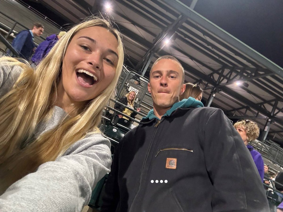 Nova foto de Drew Starkey com uma fã no dia 28 de Março num jogo de Baseball em Charleston.

📲 tarbear69 Via TikTok.