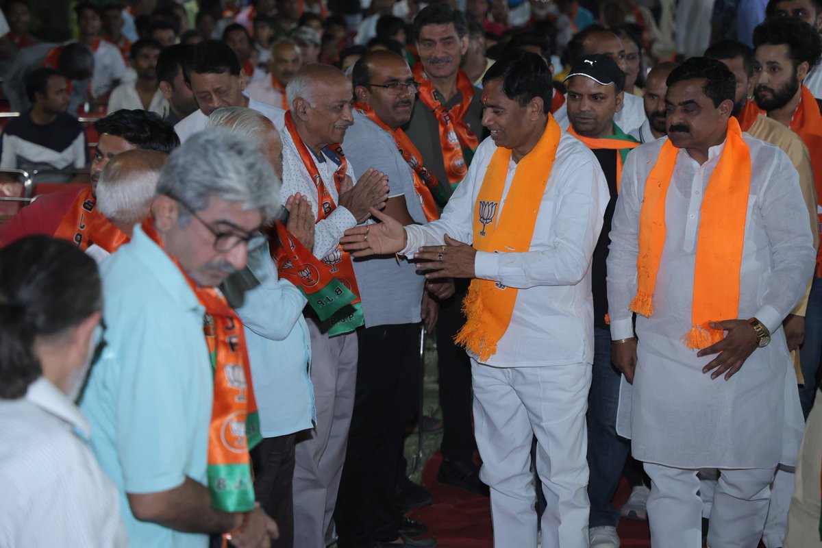 yogenderchando1's tweet photo. उत्तर पश्चिम लोकसभा क्षेत्र के पीरागढ़ी गांव में आयोजित अभिनन्दन समारोह उपस्थिति रही। 

उक्त अवसर पर अर्टिकल 370 फिल्म का फिल्माकंन भी किया गया।

इस दौरान देवतुल्य जनता से प्राप्त असीम स्नेह व अपनत्व, माननीय प्रधानमंत्री श्री नरेंद्र मोदी जी को तीसरी बार प्रधानमंत्री बनाने का उद्घोष कर रहा है।

#YogenderChandolia #BJP4INDIA #LokSabhaElections2024 #NortWest #PhirEkBarModiSarkar #AbkiBaar400Paar #BJP4Delhi #Delhi #ModiJiKaYogender

@narendramodi @JPNadda @AmitShah @OPDhankar @Virend_Sachdeva @PavanRanaRSS  @bjp4india @bjp4delhi @blsanthosh