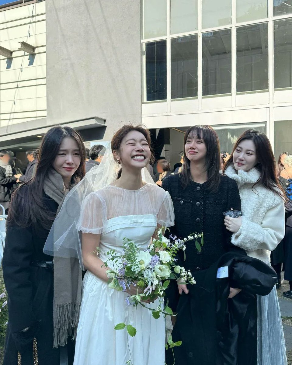 I just saw this picture from Sojin's wedding and it has me in tears also~ <3 Was just good to see Girl's Day together again in the same picture, but to see how happy they are for Sojin is really sweet~ <3 

I really miss Girl's Day. :( 
(Everyday! Girl's Day!)