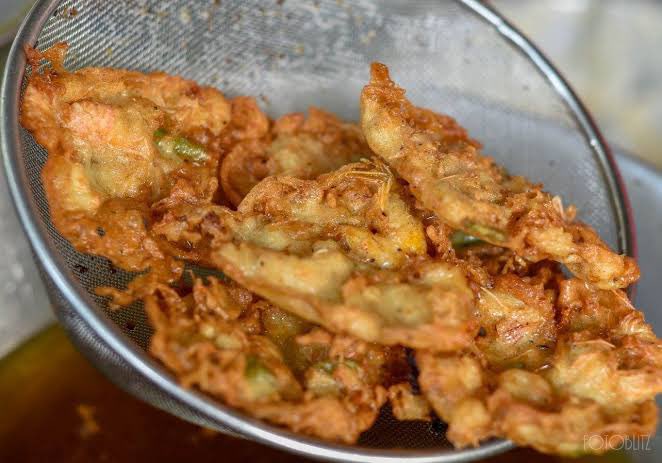 #ALAMAT HANDA ‘RAP! Ang midnight snack natin ngayon ay Baduya nga Pasayan o Maruyang Hipon galing Samar. This dish features plump, succulent shrimp coated in a light, crispy batter and then deep-fried to golden perfection. #AlamMoBaMagiliw