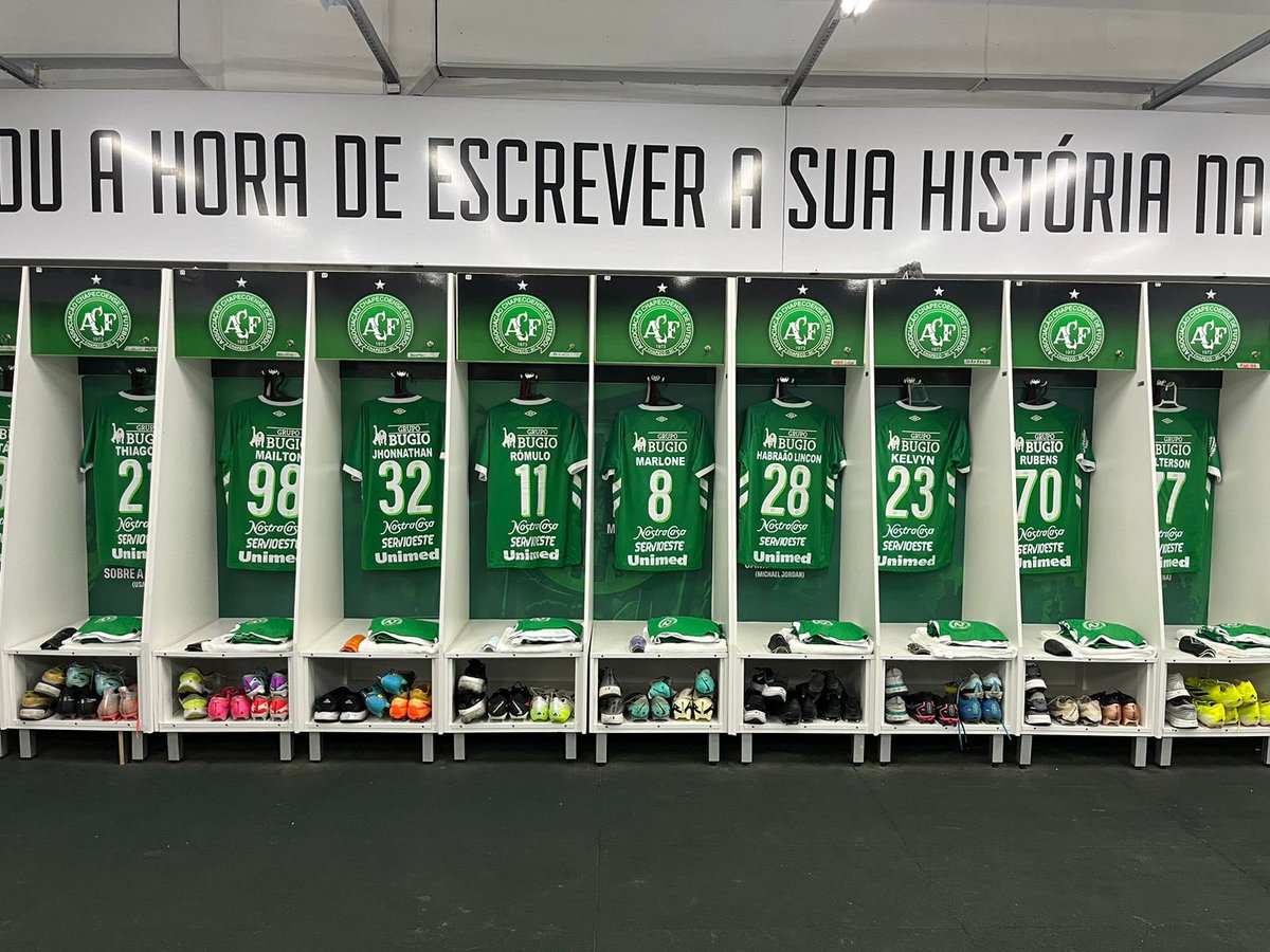 MANTOS PRONTOS! 🇳🇬

O vestiário da Arena Condá está preparado para receber a Chapecoense pra mais um compromisso! 

#VamosChape #OndaVerdeEBranca