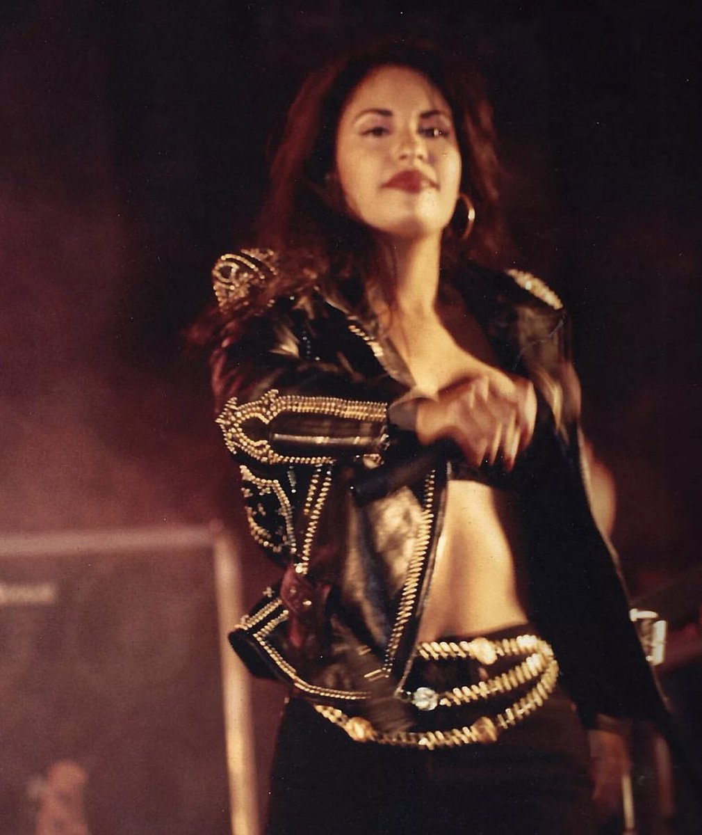 Selena performing at the SeaGate Convention Center in Toledo, Ohio (1994) 📸