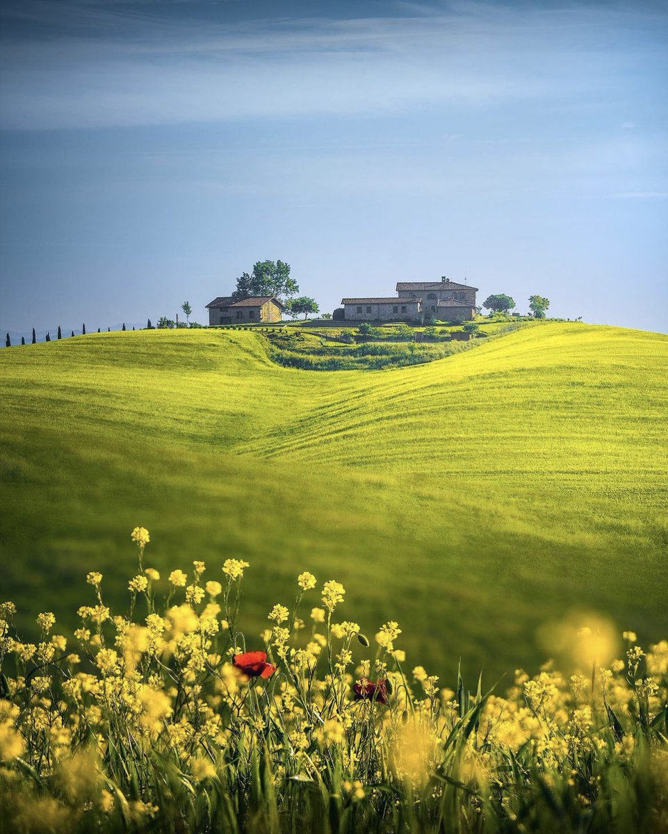 Stay or pass ? Tuscany, Italy 🇮🇹