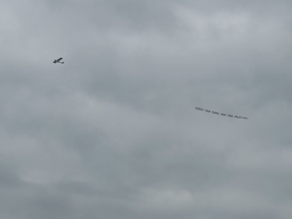 In the sky now, above the University of Michigan: “Divest from Israel now! Free Palestine!” 🇵🇸🔥