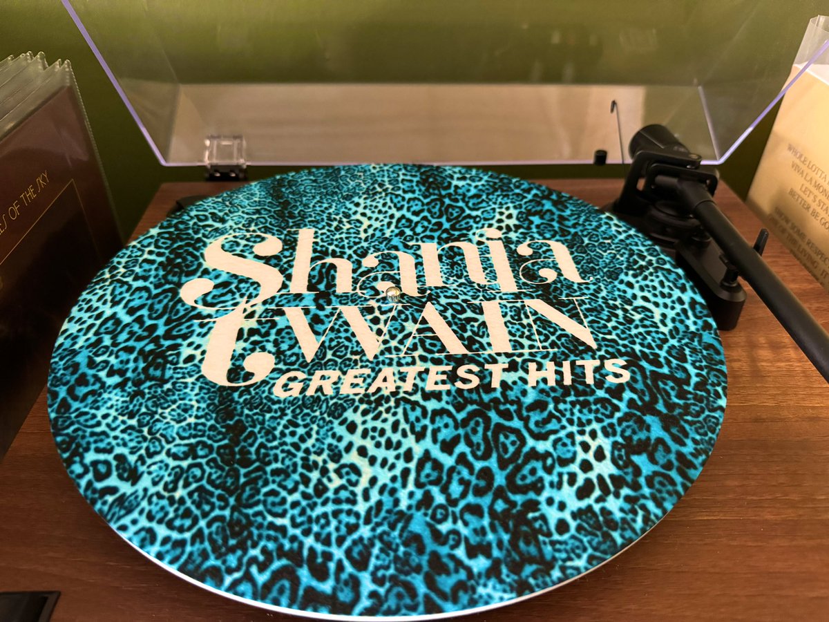 (Not that it’ll get used but) the @ShaniaTwain slip mat has quite an aesthetic. Came with online order of #shaniatwain #GreatestHits
