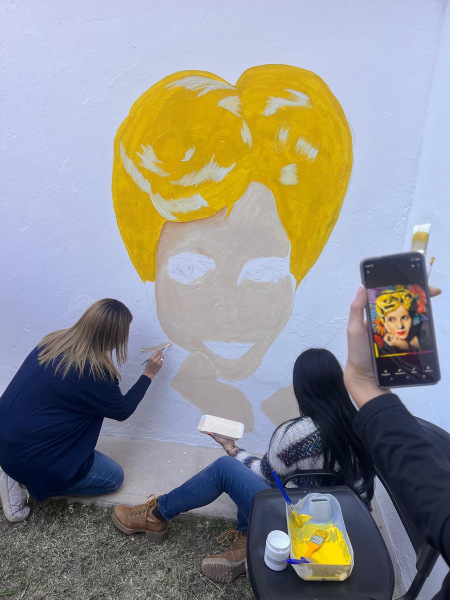 Adry_Cano's tweet photo. Un mural para #Evita 

Junto a cras de la Rama Femenina y nuestra Presidenta del @PJ_Mza , cra @MFlorDestefanis pintamos en tu honor, con alegría en tiempos difíciles, con la esperanza que tú enseñanza nos guía. 

Lealtad, fuerza y convicción de defender lo justo. 

¡Viva Evita! https://t.co/F4mTLGnKbX