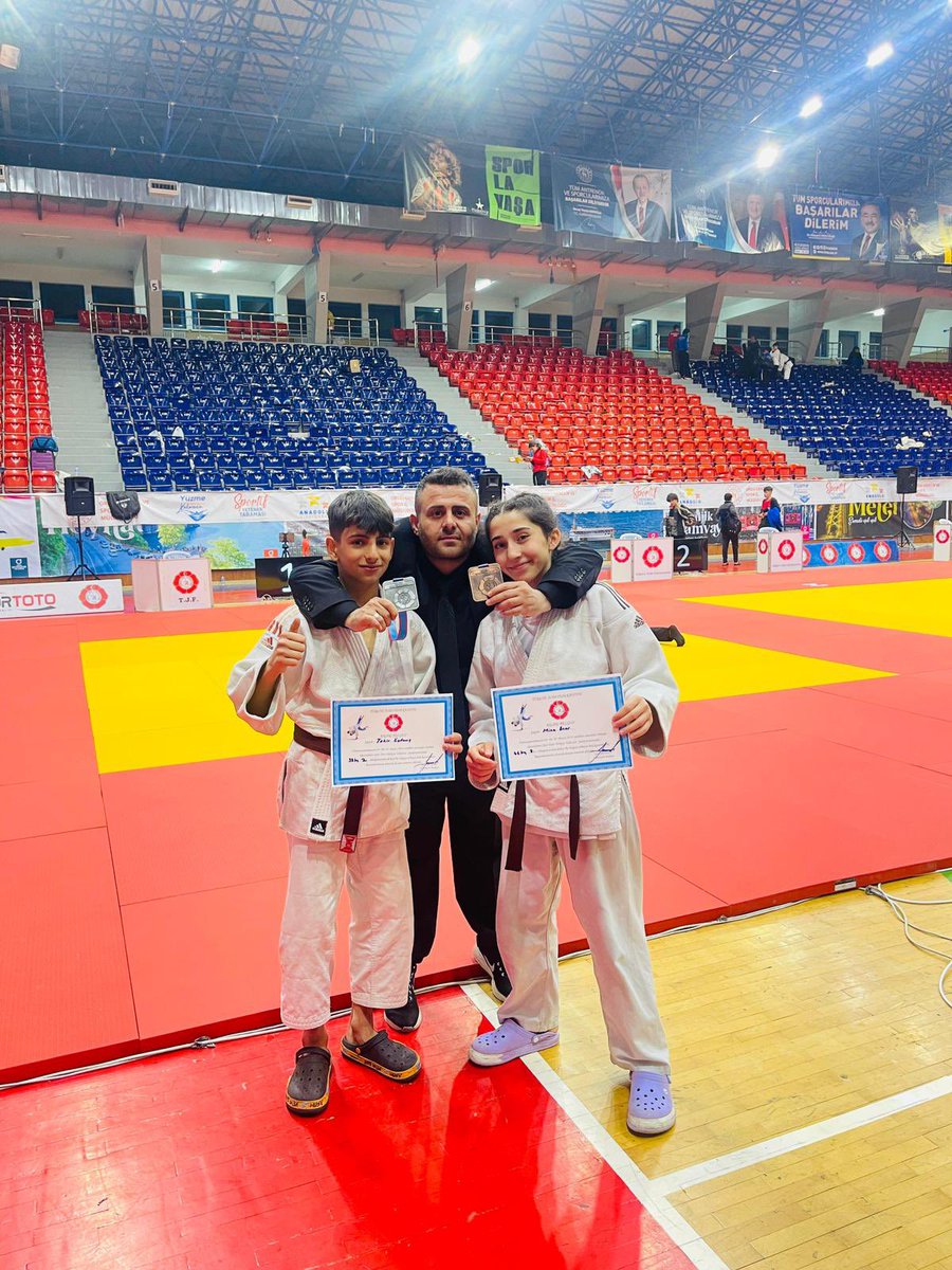 #Ordu'daki Spor Toto Yıldızlar Türkiye Judo Şampiyonası'nda 38 kg'da Tahir Öztunç #Türkiye 2.'si, 44 kg'da Mina Öner Türkiye 3.'sü oldu.

Avrupa Kupası ve Balkan Şampiyonası'na katılmaya hak kazanarak #Hakkâri’mizi gururlandıran sporcularımızı  tebrik eder, başarılar dilerim.🇹🇷