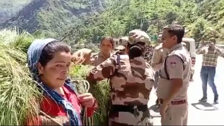 आम पहाड़ी तो ठीक पर चाटुकार भी पहाड़ की मातृशक्ति को प्रणाम कर रहे है। ये तस्वीर दो साल पहले हेलंग की है जब प्रशासन ने हमारी माताओं को जंगल से घास लाने के लिए हिरासत में ले प्रताड़ित किया था।मुख्यमंत्री द्वारा बिठाई गई जांच का कोई नतीजा नहीं है। #उत्तराखंड #UttarakhandForestFire