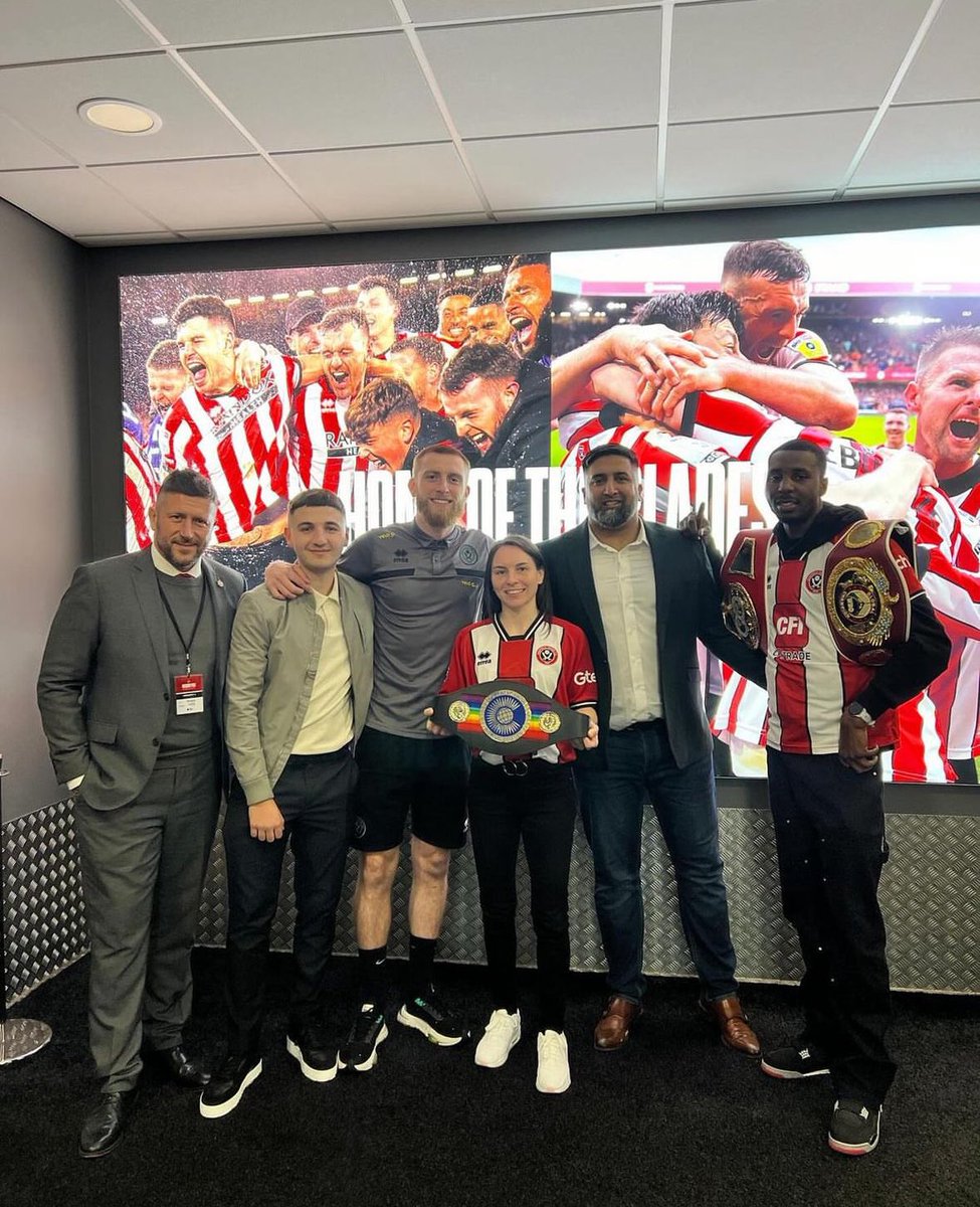 What an amazing day! Another dream come true I went on the pitch @SheffieldUnited with my belt! Big thank you to @gbm_sports Izzy and @oli_mcburnie 🙏🏻 can’t thank you guys enough for these amazing opportunities 🥊 #sheffieldunited #teamhurricane