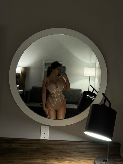 Staying in Saturday night if I&rsquo;m in your room looking like this?😏👇 https://t.co/4suvl4BzHa