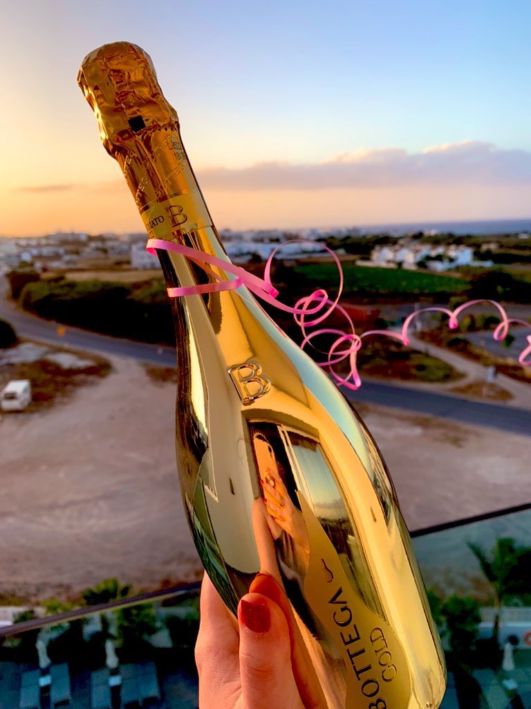Cheers to 30 years… 💖🥰🎂🥂🍾🌴🌺🇨🇾🌅🫶🏻✨💫 #Cyprus #love #view #prosecco #sunset #30thbirthday