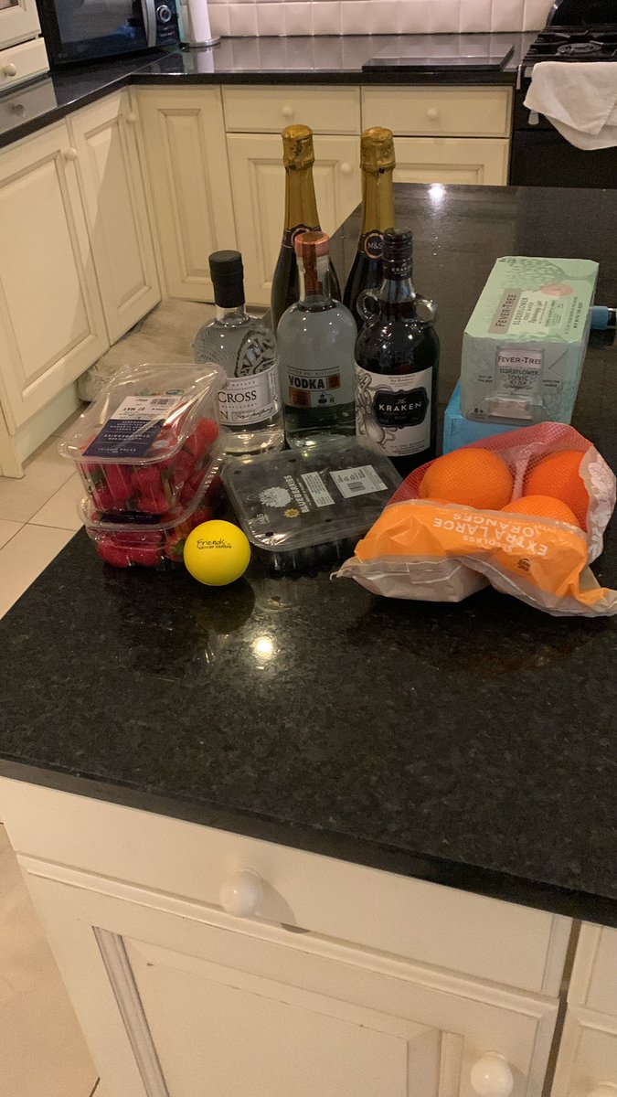Some fruit for Mater hospital ED Belfast marathon teams tomorrow. For friends of the cancer centre - still time to donate :)
Here’s their JustGiving page, if you’d like to donate: justgiving.com/page/serena-le…