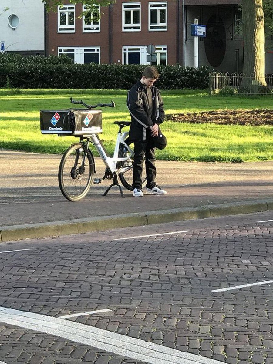 Een pizza bezorger in de stad. Stapt om 20:00 uur van zijn fiets en blijft zo 2 minuten staan alvorens hij weer op stapt en verder gaat. Respect. #4Mei #DodenHerdenking