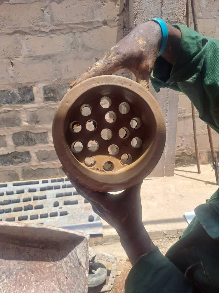 Nos céramiques conçues au Congo pour nos foyers améliorés garantissent une cuisson précise et un maintien optimal de la chaleur. En favorisant une utilisation plus efficace du combustible, elles contribuent à réduire les émissions de CO2. Ensemble, agissons pour un avenir
