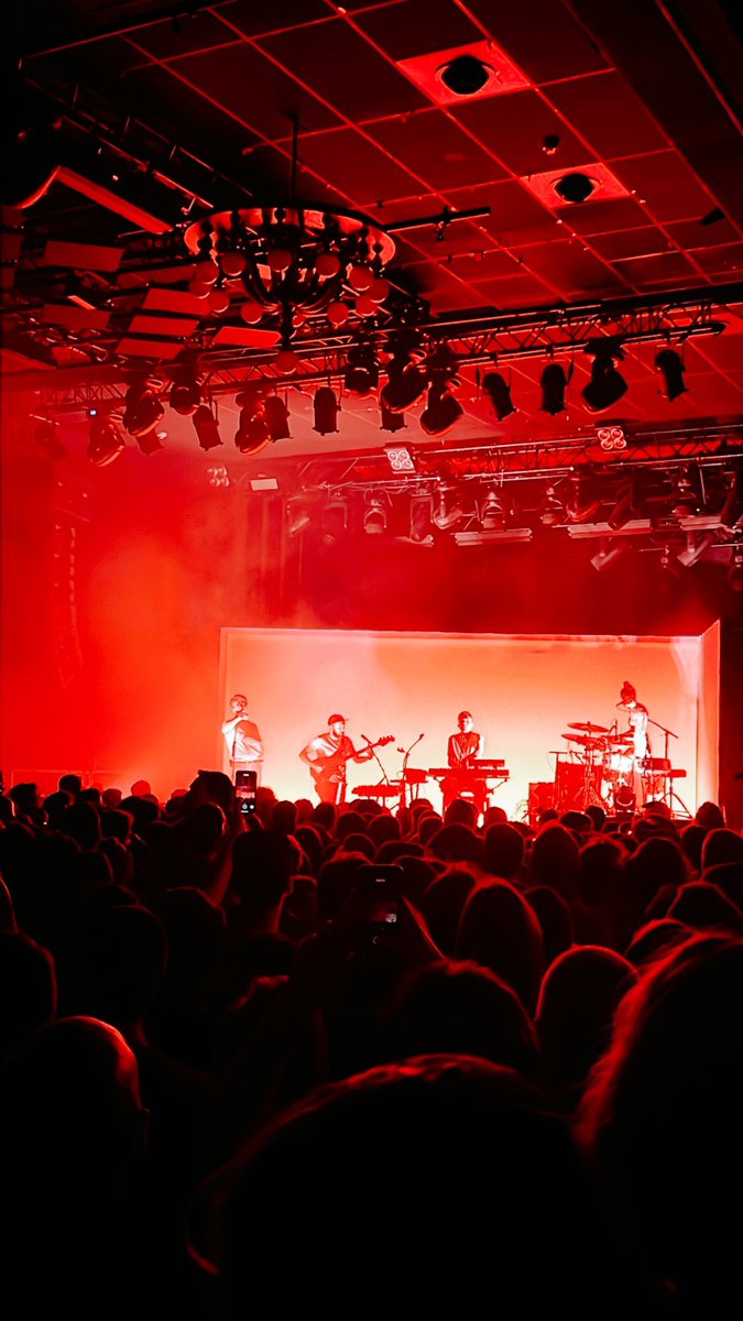 Ahir a l’Apolo va ser molt bonic, com només ho poden ser aquells concerts que saps que recordaràs sempre. El primer de molts <a href="/GuillemGisbert/">Guillem Gisbert</a> ❤️