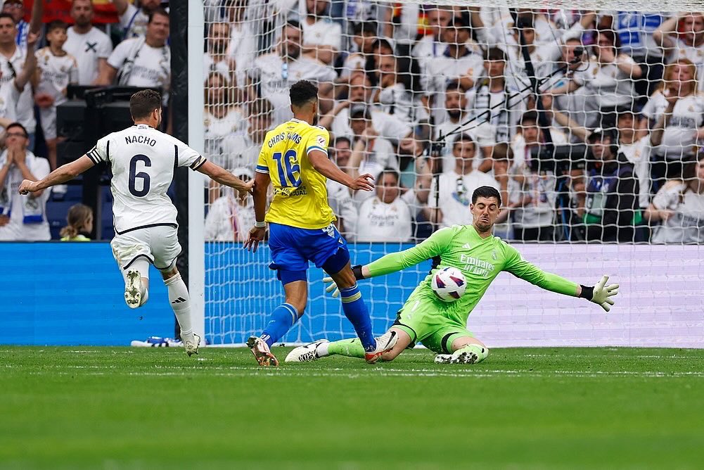 Feliz de haber vuelto a sentir la emoción de jugar en el Bernabéu y de sentir de cerca vuestro cariño! El camino ha sido duro, pero por vosotros todo merece la pena. Gracias! 🤍 #HalaMadrid