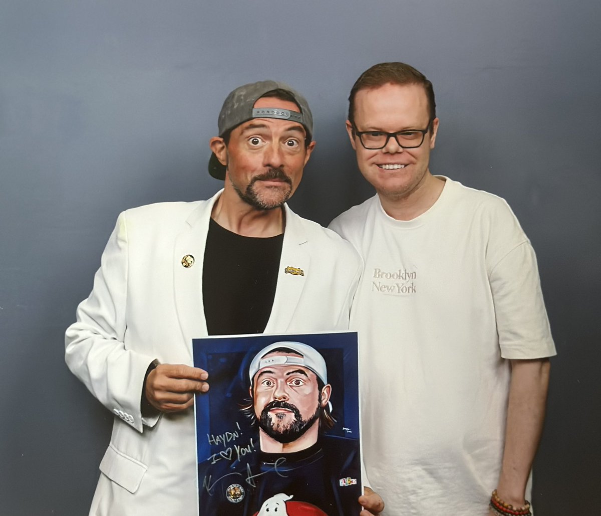 So today I got to meet possibly the nicest guy in Hollywood @ThatKevinSmith. Not only did Kevin love my artwork, he mentioned he had already seen it on insta 🤯🤯 and signed it for me 😁

Honestly cannot thank him enough, hopefully get to meet him again one day 😃