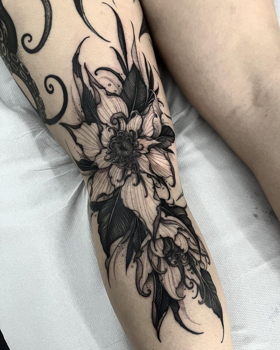 solo flower thighs lying legs tattoo from above  illustration images