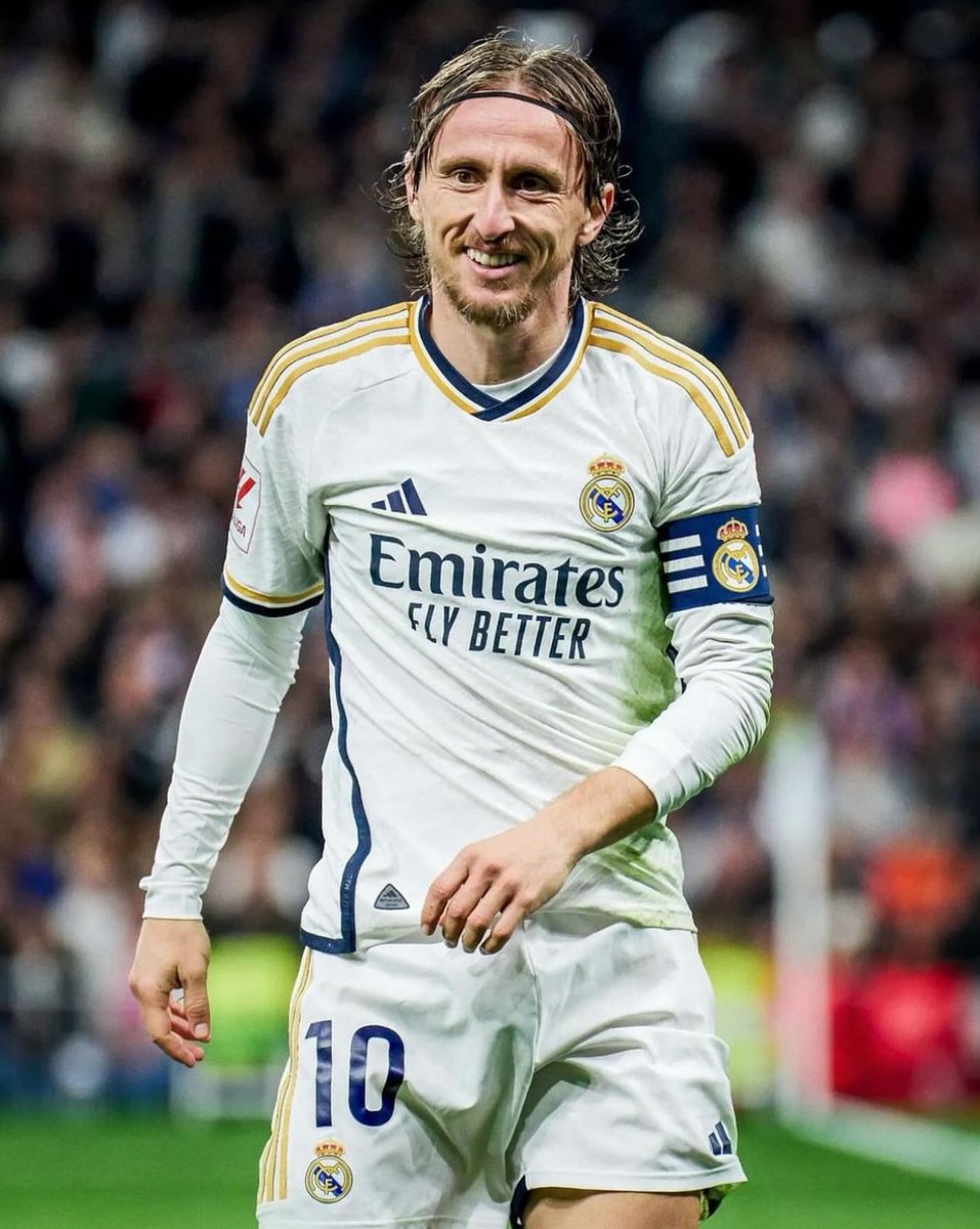 ⚪️🇭🇷 Luka Modrić becomes the oldest player to play a La Liga game with Real Madrid. 38 years and 238 days, surpassing Ferenc Puskás' record (38 years, 233 days).