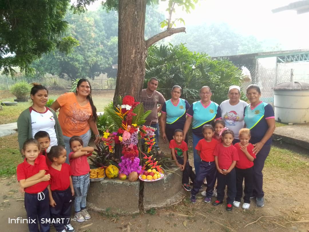 CDCEAragua's tweet photo. Con versos, rezos y bailes  se conmemoró el Día de la Cruz de mayo en la distintas instituciones educativas del municipio San Casimiro.
#SomosEspírituPatriótico 
@NicolasMaduro 
@_LaAvanzadora 
@MPPEDUCACION 
@LeiraSuarezPsuv 
@Soykarinacarpio https://t.co/VFuVkxlnA7