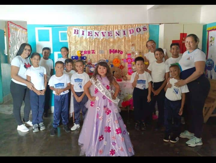 CDCEAragua's tweet photo. Con versos, rezos y bailes  se conmemoró el Día de la Cruz de mayo en la distintas instituciones educativas del municipio San Casimiro.
#SomosEspírituPatriótico 
@NicolasMaduro 
@_LaAvanzadora 
@MPPEDUCACION 
@LeiraSuarezPsuv 
@Soykarinacarpio https://t.co/VFuVkxlnA7