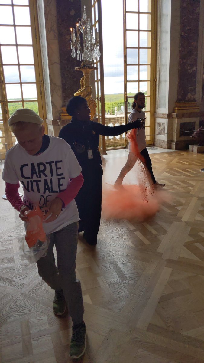 🔴 INFO - #FaitsDivers : Deux militants de @riposte_alim ont jeté de la poudre orange dans la célèbre Galerie des Glaces du château de #Versailles. #A22Network #RiposteAlimentaire