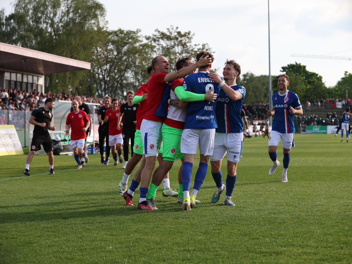 Was für eine starke Vorstellung unserer Jungs in Berlin! Und somit gewinnen #WIR hochverdient mit 2:0 beim @BFCDynamo! #EinTeamEinZiel #BFCFCE