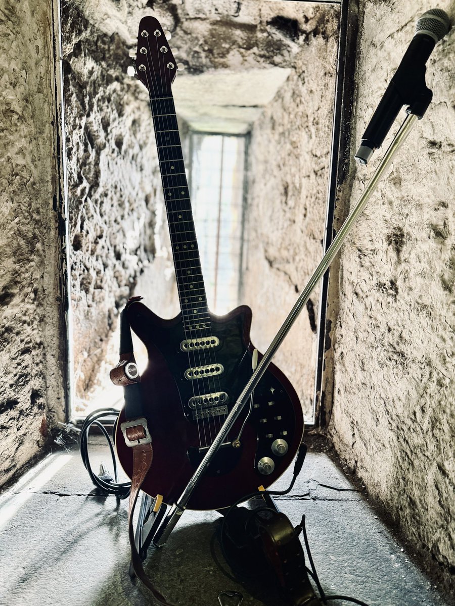 If you’re hearing crashing power chords across Limerick city coming from @KingJohnsCastle that’s me and the lads. 

Dressing room us an actual armoury!