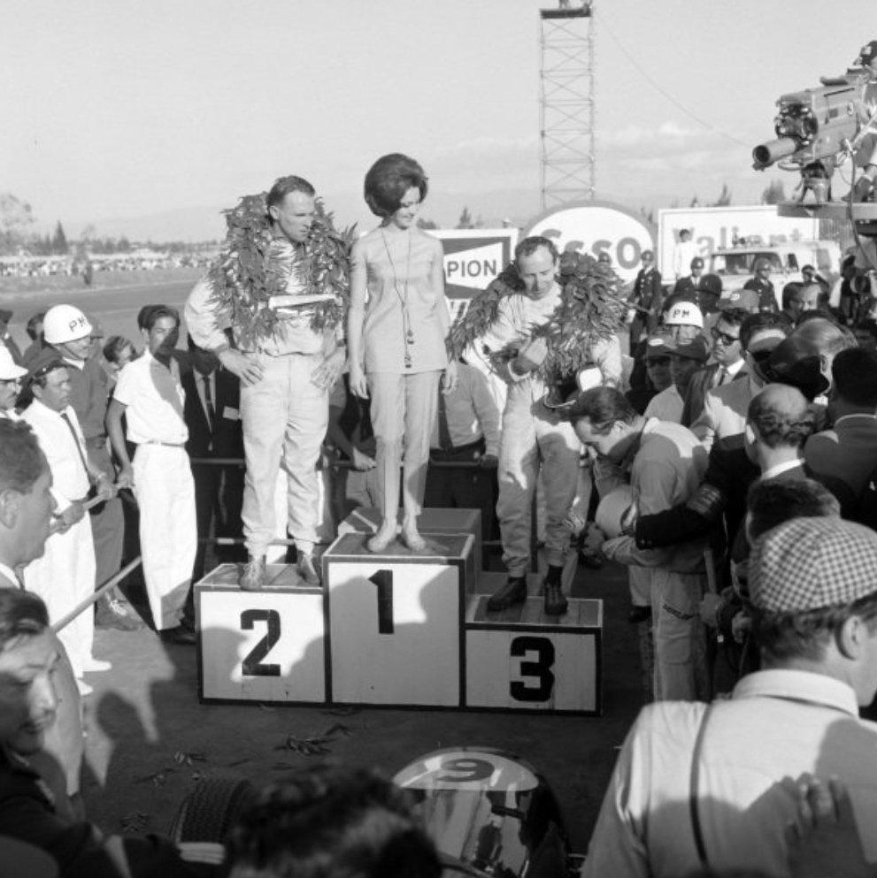 Lembra que o Jim Clark estava liderando a prova? Pois é, faltando três voltas para o fim da corrida, o carro dele teve um vazamento de óleo e ele caiu para a 5ª posição. Dan Gurney, o piloto da Brabham, herdou o P1.