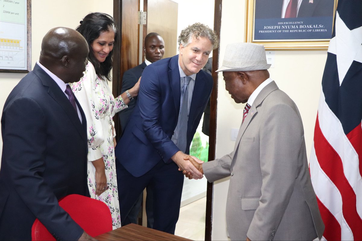 Honoured to meet President Boakai in the presence of the H6 health mission. The delegation revealed that 1,100 women and 8,510 new-borns die annually during childbirth in Liberia. The only way is down for neonatal, under 5 & maternal mortality #ForEveryChild HealthForAll