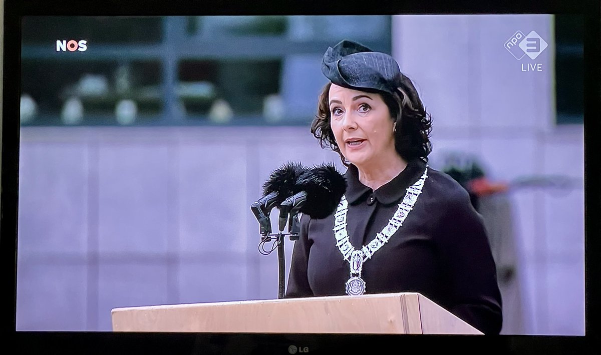Waardige speech van deze geweldige Burgemeester, Femke Halsema.

“Soms klinkt meningsverschil zo luidt dat het ons mededogen overstemt.”

#Dodenherdenking #4mei