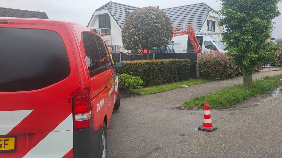 De brandweer van Herwijnen is ter plaatse bij een melding van een woningbrand aan de Molenstraat in Herwijnen. Eerder op de dag was er op diezelfde Molenstraat ook al een melding van een ongeval met een gevaarlijke stof. Onbekend of het dezelfde woning betreft.