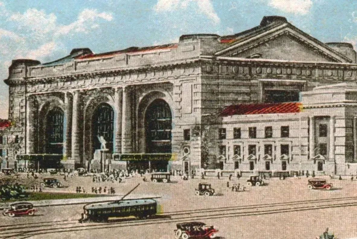 Union Station and passing streetcar featured in a postcard illustration from 1916.