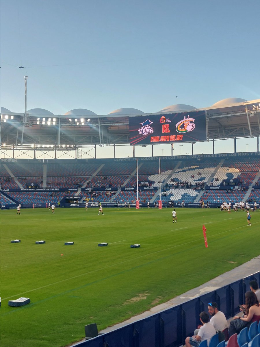 Doncs ací estic, la primera volta que estic en un partit de rugby de públic. Quins records.