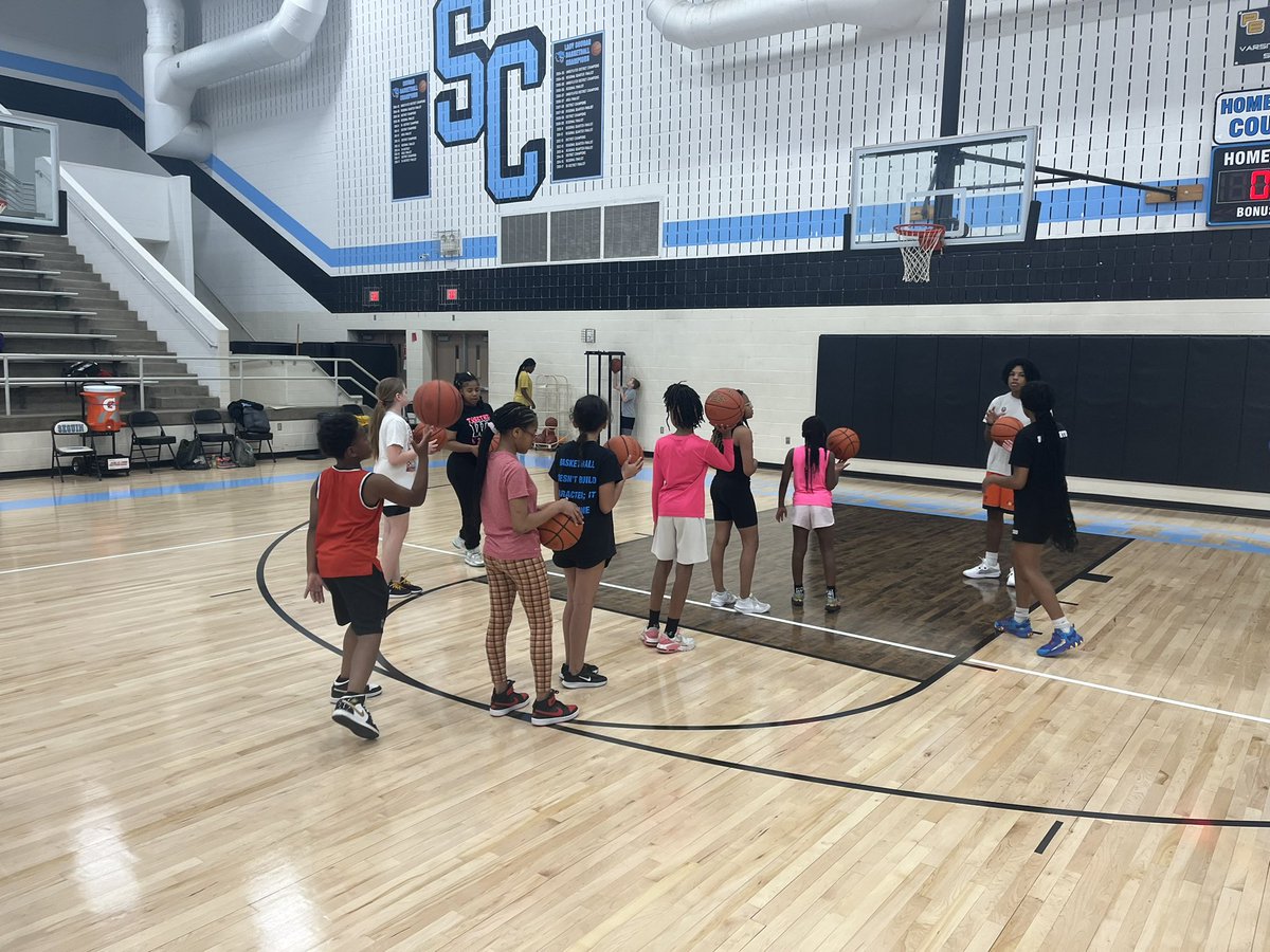 Our annual Arlington Seguin free basketball clinic was a blast!! Thank you coaches, players and parents for helping make this a great event!! We look forward to seeing you guys again at our June basketball camps!! #🧱x🧱 @blin_jr @AISDSportsInfo @CoachThomas83 @GirlsSeguin