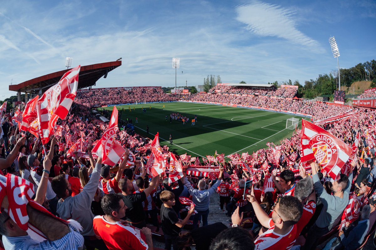 FIESTA EN MONTILIVI ✅️ Girona ha clasificado oficialmente a la Fase de Grupos de la UEFA Champions League 2024/25. Le sacó 13 puntos al quinto cuando restan 12 unidades para el cierre. Le ganó al Barcelona 4-2 y aseguró su lugar en una temporada más que soñada para el equipo…