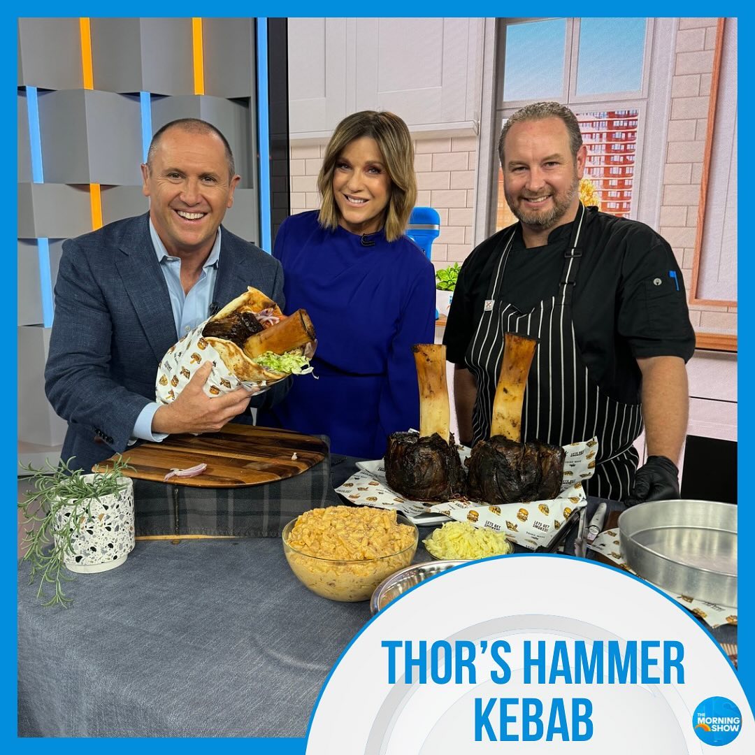 Look at the size of that colossal kebab! 🍖 Chef Matt from @thirdwavecafe stopped by to show their incredible 3.6kg beef shin ‘Thor’s Hammer.’ 😍

@morningshowon7 #cookingon7 #thorshammer #beef #beefshin #slowcooked #kebab #macandcheese #oinkballs #chips #delicious #extremefood