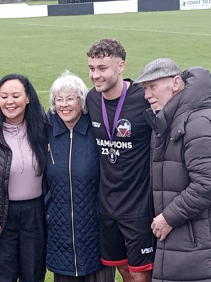 MrPaulG83's tweet image. Wee Bobby Lennox at Winton Park, Ardrossan today to see his grandson Zac Simpson winning the league with Ardrossan Winton Rovers ⚫️⚪️🔴
Photo taken by Alfredo Garcia
#wosfldivision2champions #wosfl #ardrossanwintonrovers