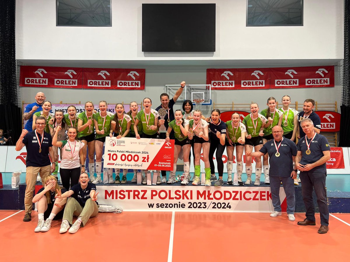 To, co było wielkim marzeniem, dziś stało się faktem! 🏆 Młodziczki #VolleyWrocław 𝐌𝐈𝐒𝐓𝐑𝐙𝐘𝐍𝐈𝐀𝐌𝐈 𝐏𝐎𝐋𝐒𝐊𝐈! 🇵🇱 DUMA, DUMA i jeszcze raz DUMA! #SiławZielonym 💚 @SutrykJacek @wroclaw_info