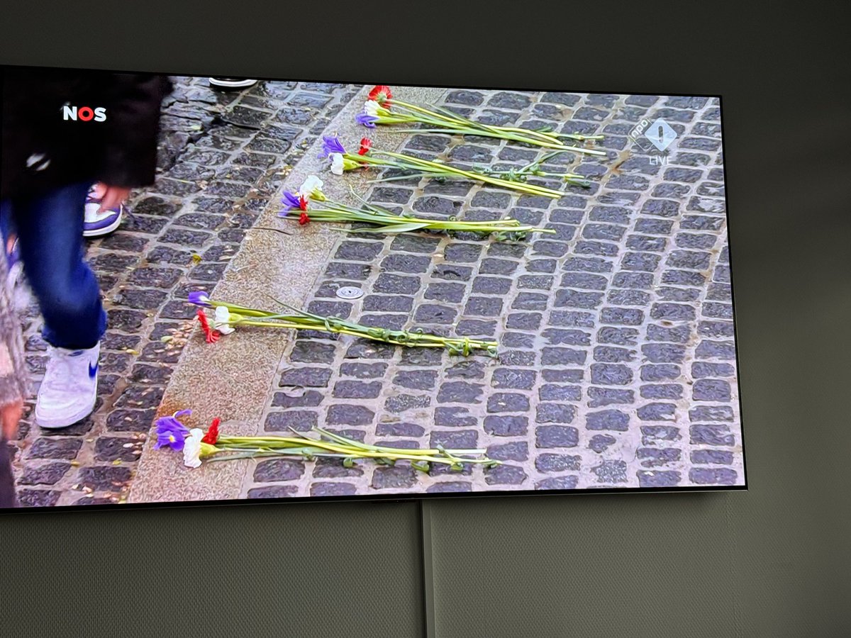 De Dam was leger, het weer niet al te best, maar wat ben ik blij dat deze herdenking is verlopen zoals het hoort! In stilte! #4en5mei