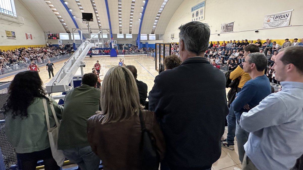 Aquesta tarda, a la Plana, gaudint primer de la Ballada de Gegants i després del derbi entre l’@AEBDimonis i l’@ubllefia, que es juguen l’ascens a Copa Catalunya. Espectacular ambient a tot #Badalona!