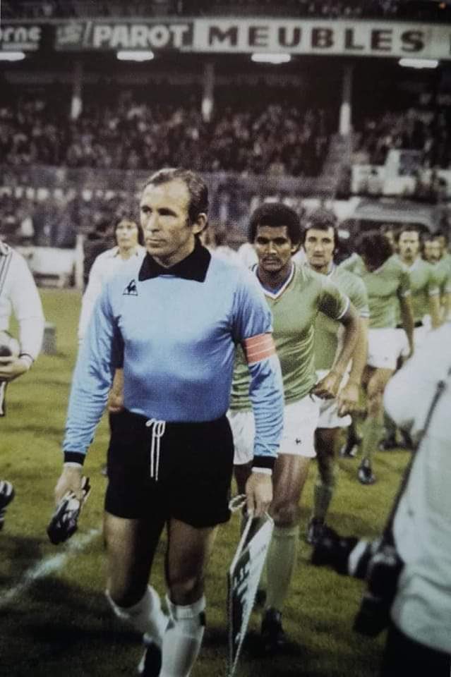 Los Verdes avanzan. #SaintÉtienne, liderados por Ivan Ćurković y Gérard Janvion, saltan al campo en una noche europea en el Stade Geoffroy-Guichard en 1977.