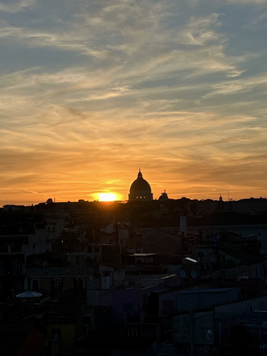 Quindi valeva la pena salire 125 gradini fino al tetto. Il sole che tramonta dietro San Pietro. #Roma 🤍 #Rome