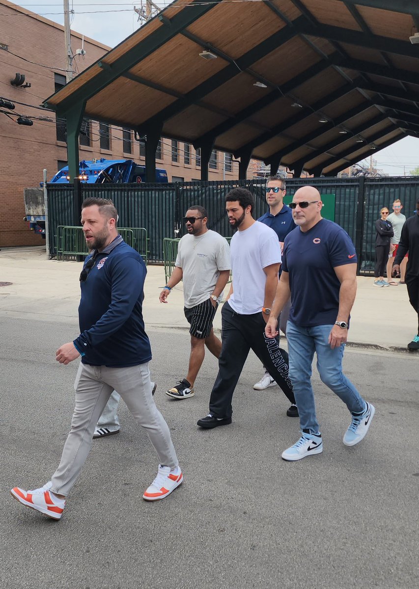 Caleb Williams (left) and Brian Urlacher (right) spotted entering Wrigley Field today 👀

Is Urlacher coming out of retirement for one more run? 🤔